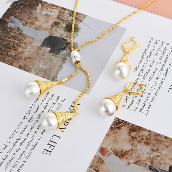 Picture of Distinctive Gold Plated Zinc Alloy Necklace and Earring Set As a Gift