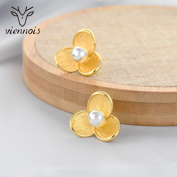 Picture of Attractive White Big Big Stud Earrings For Your Occasions