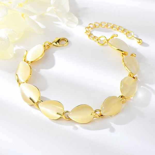 Picture of Low Cost Gold Plated Small Fashion Bracelet for Female