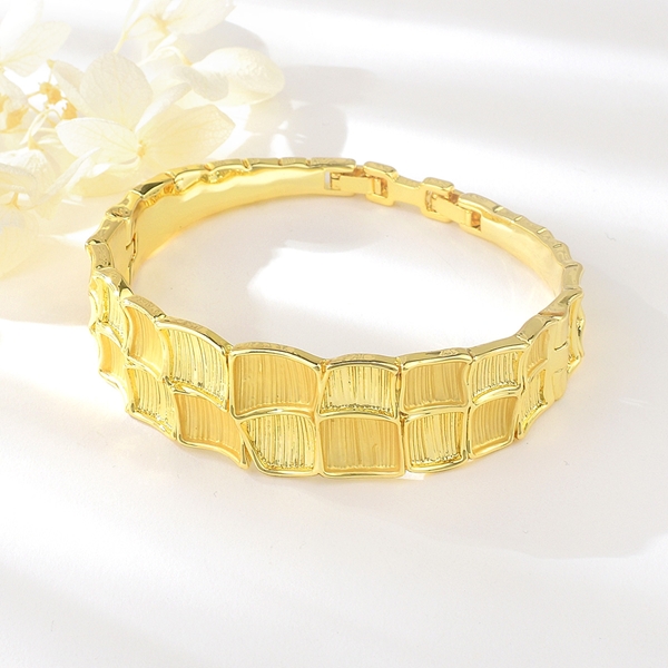 Picture of Dubai Zinc Alloy Fashion Bangle with Beautiful Craftmanship