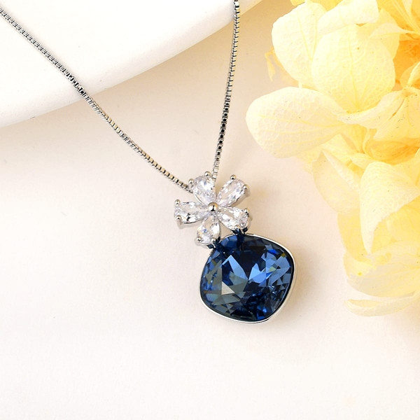 Picture of Pretty Swarovski Element Party Pendant Necklace